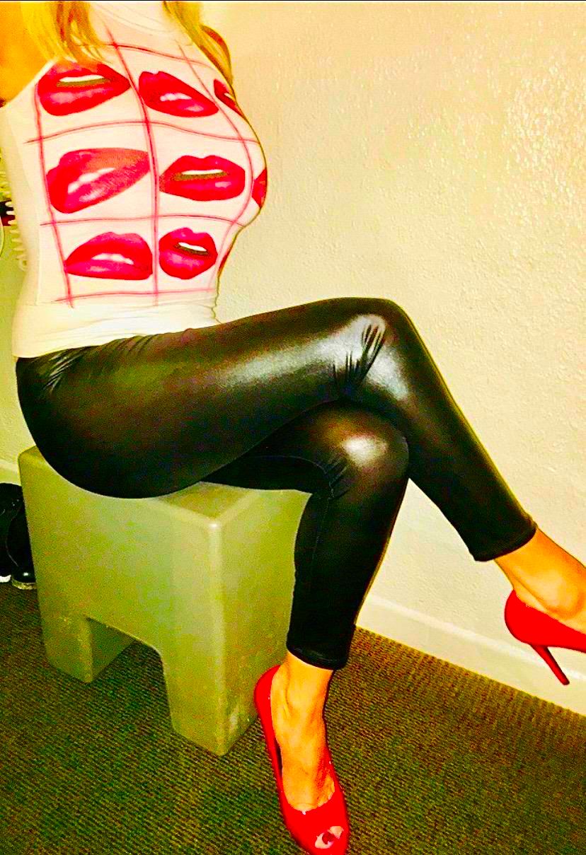 Blondegloryhole's media