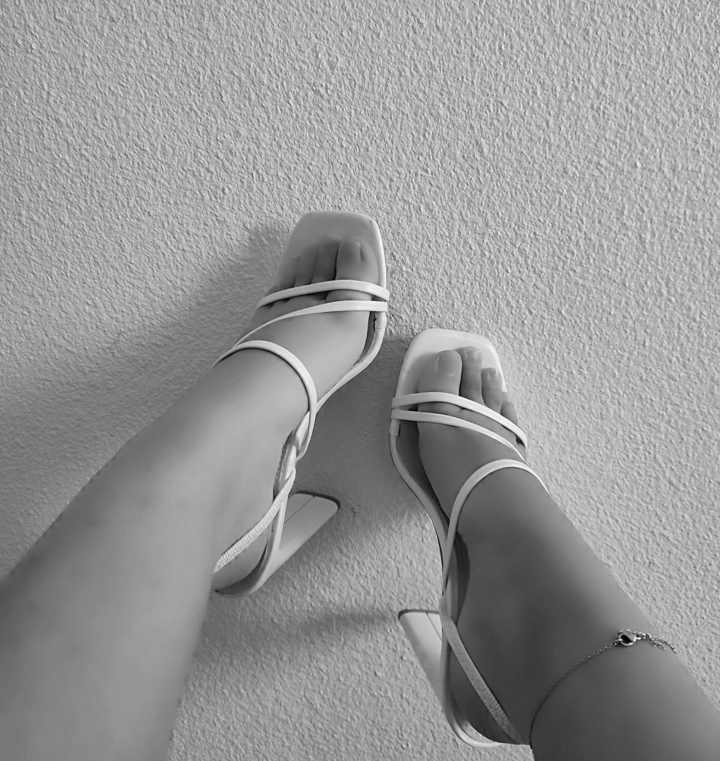 _brunettefeet_'s media