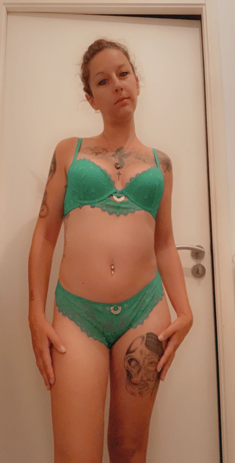 Caronudesexytatouee's media