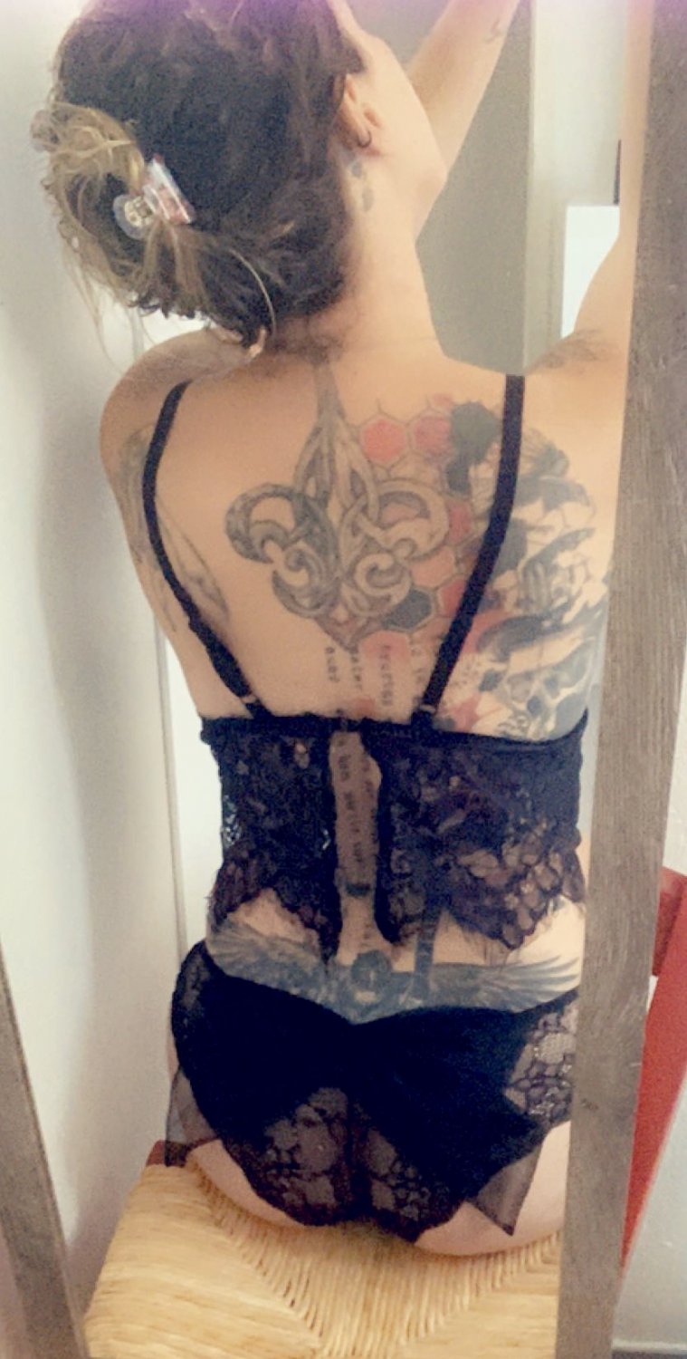 Caronudesexytatouee's media