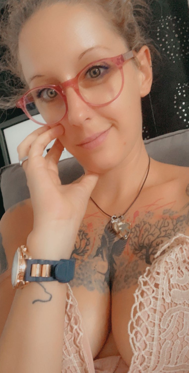 Caronudesexytatouee's media