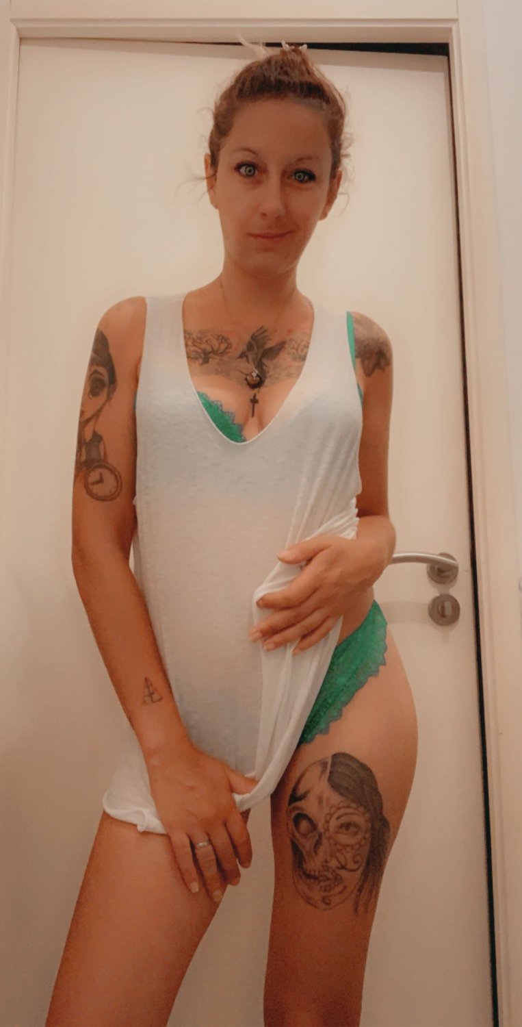 Caronudesexytatouee's media