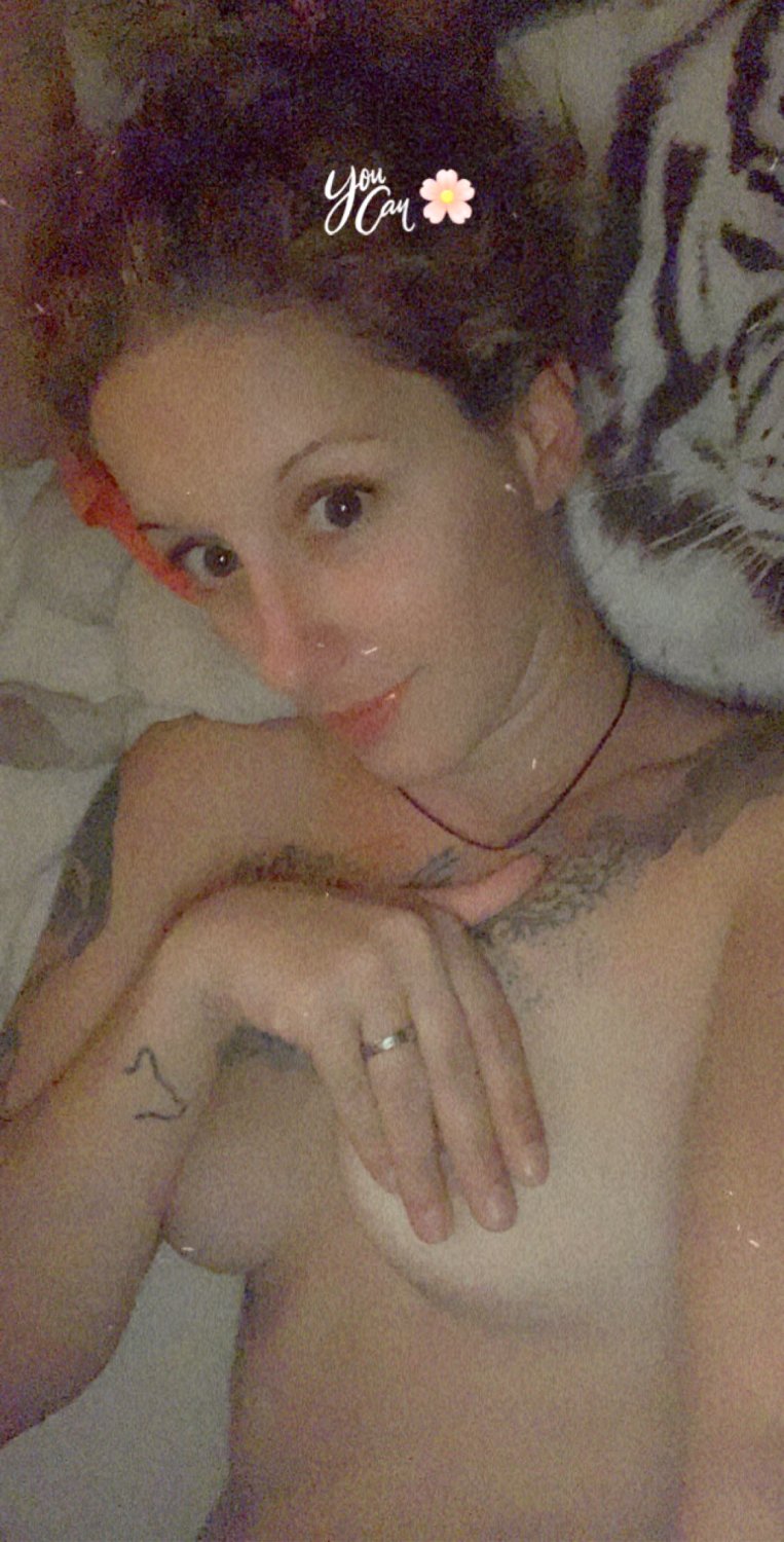 Caronudesexytatouee's media
