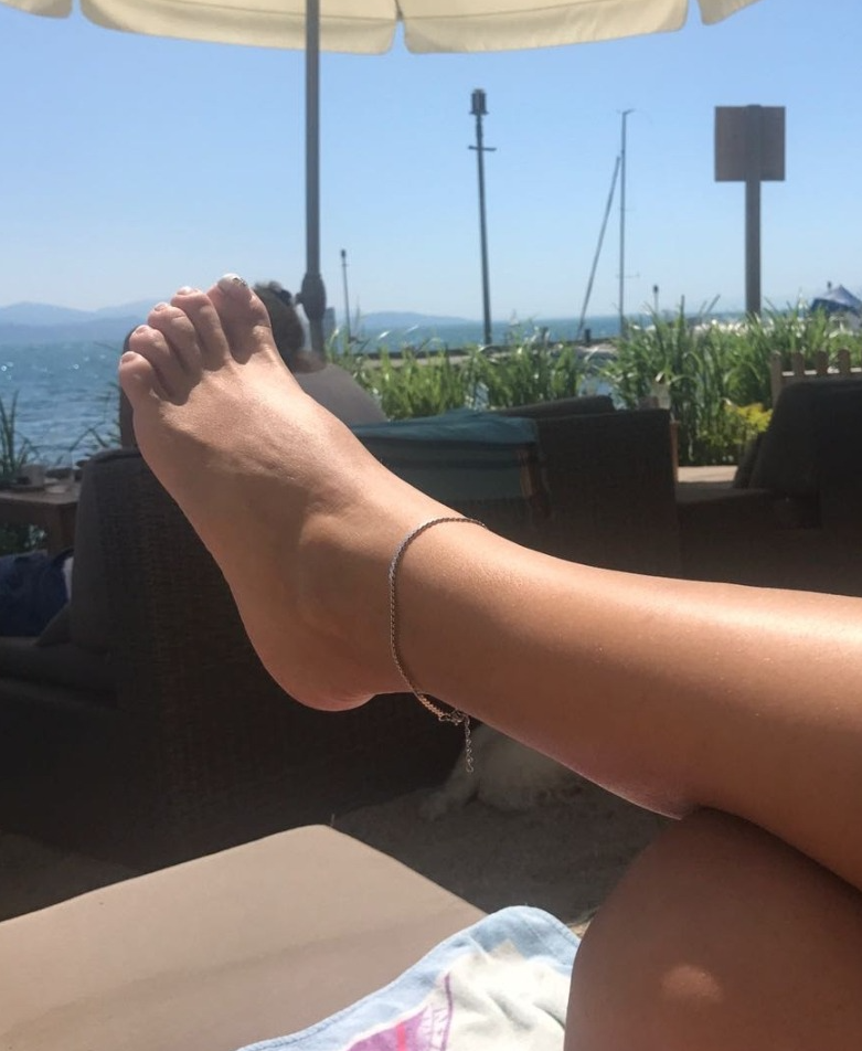 _claraprettyfeet's media