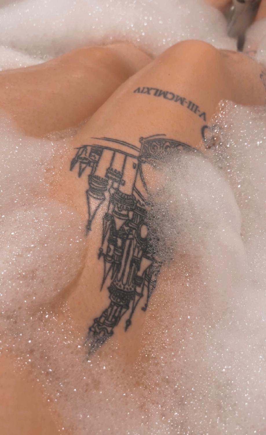 Curvytatts's media