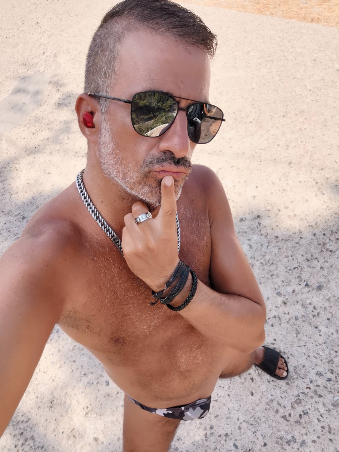 Dimhot's media