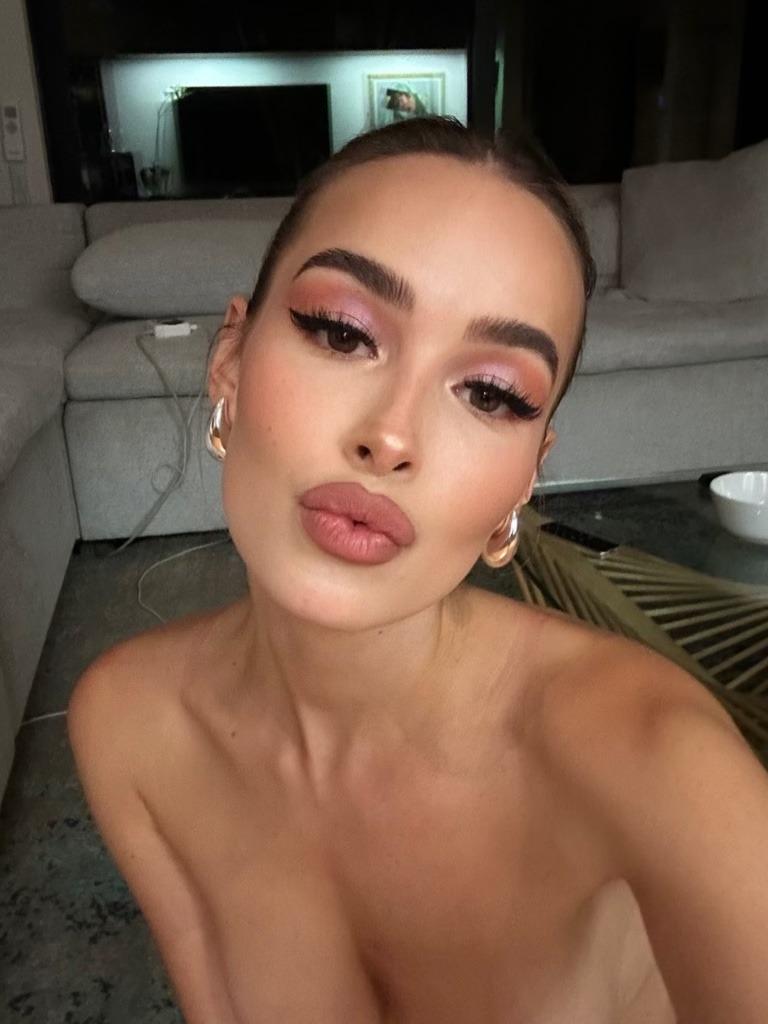 Elenakamperi's media
