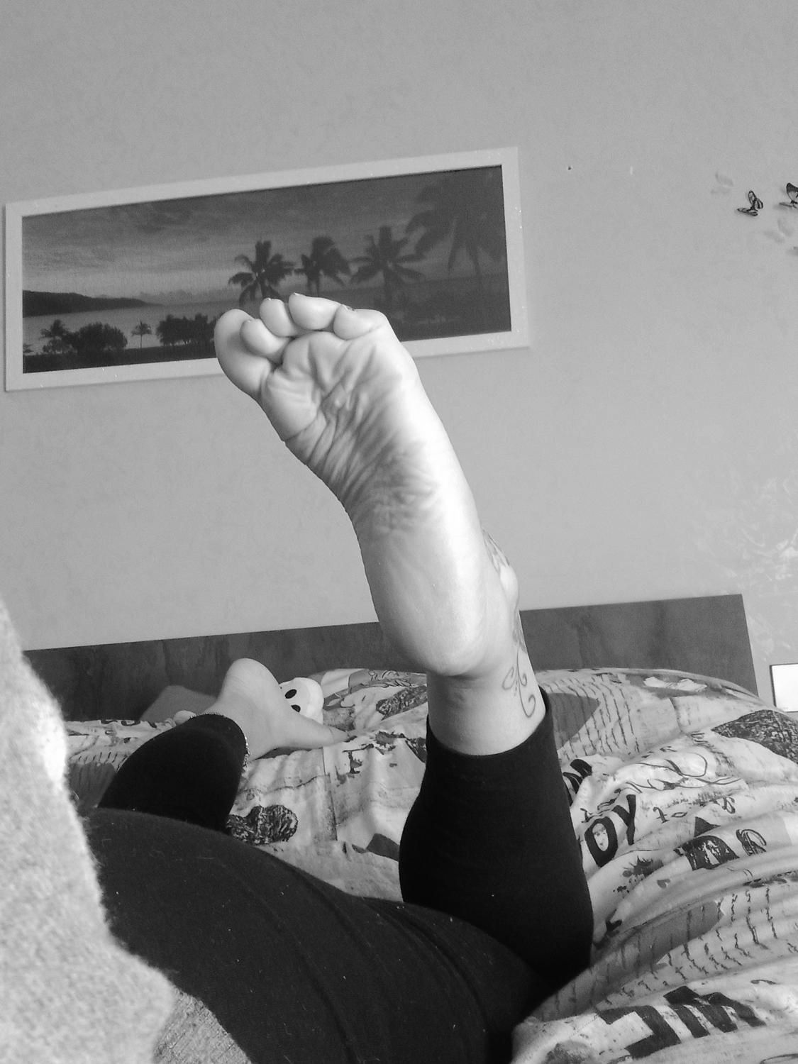 Elettrasexyfeet's media