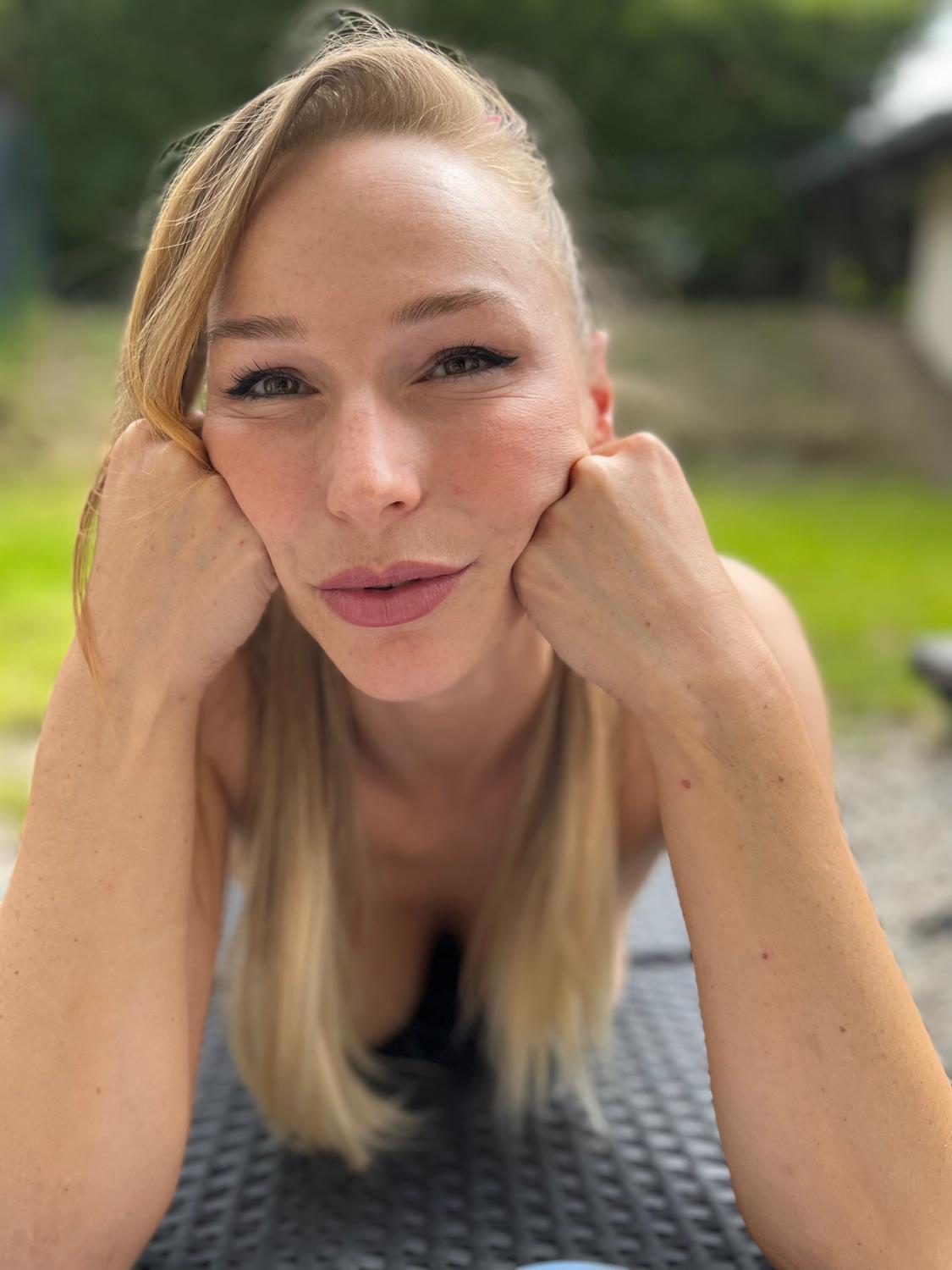 Elisemissgeneve's media