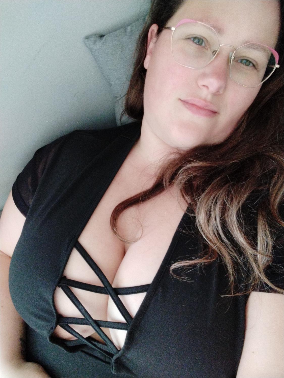 Ellabigboobs's media
