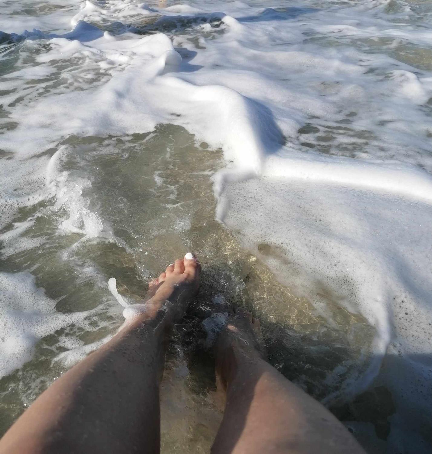Feet_in_water's media