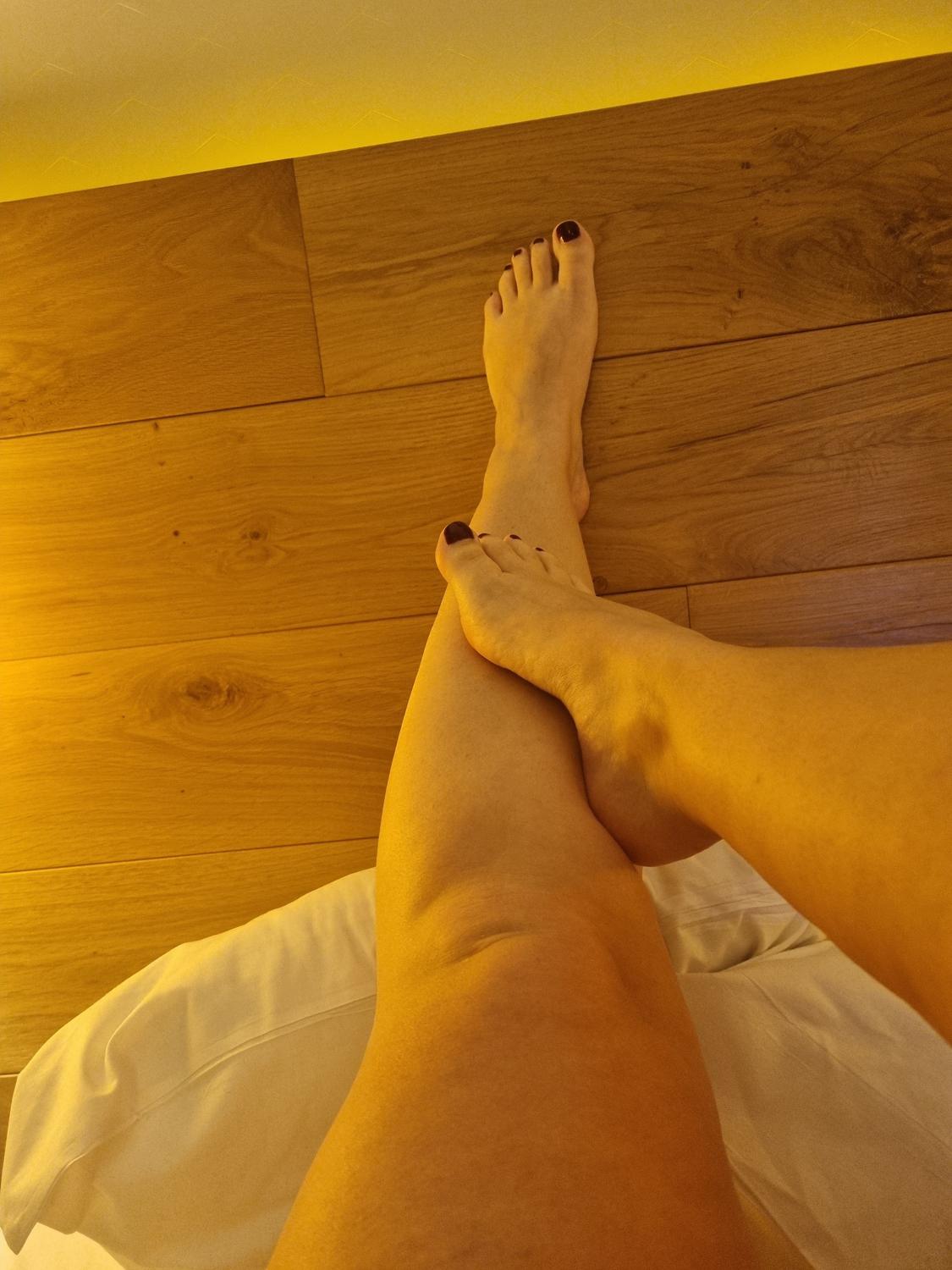 Feet_n_curves's media