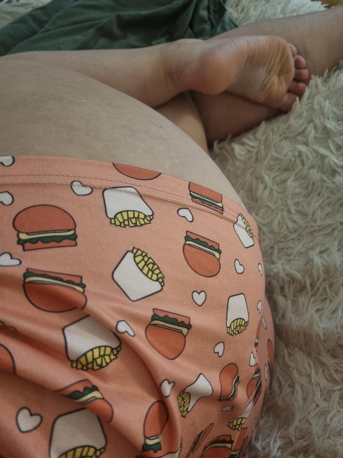 Feet_n_curves's media