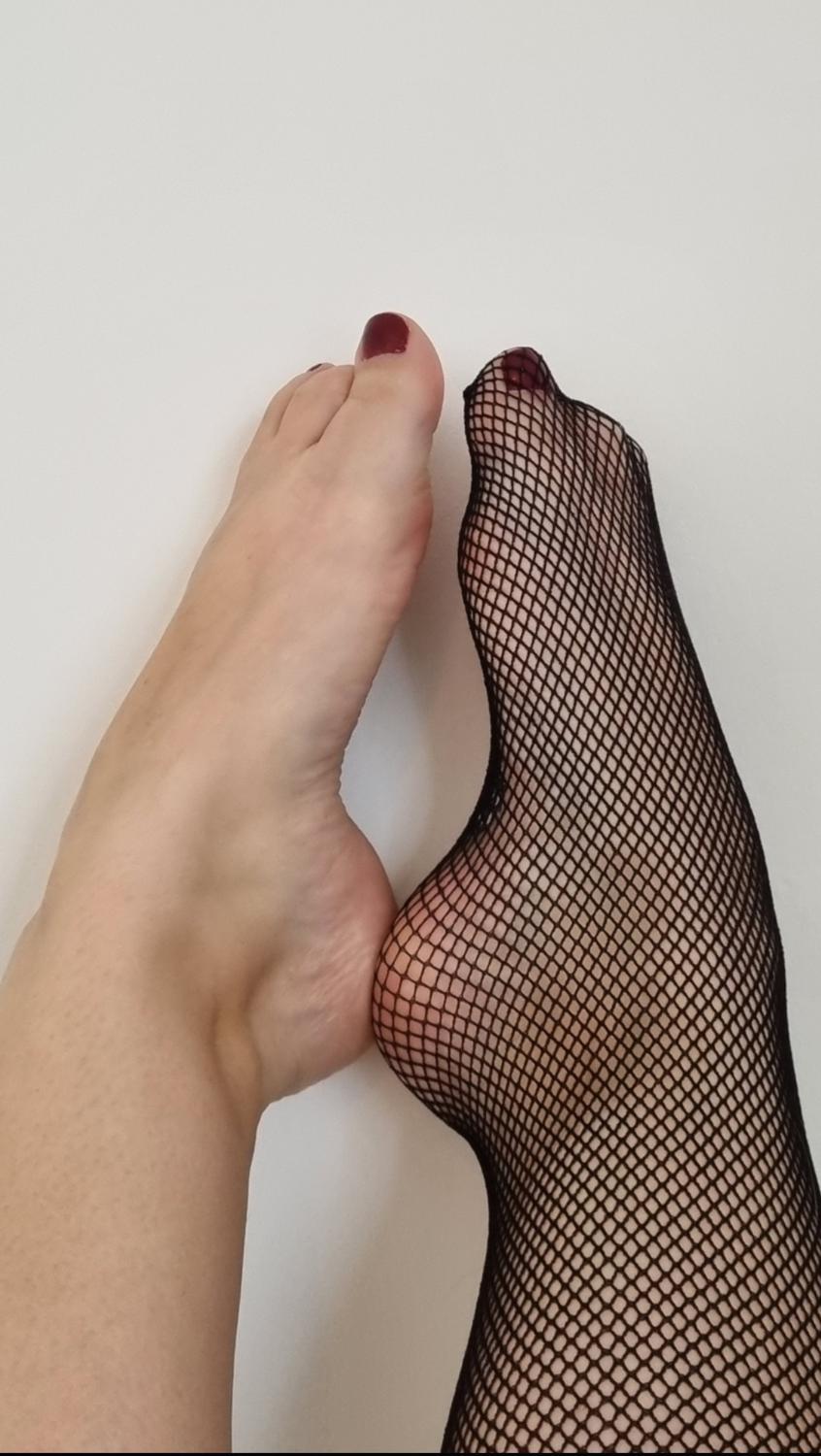 Feet_n_curves's media