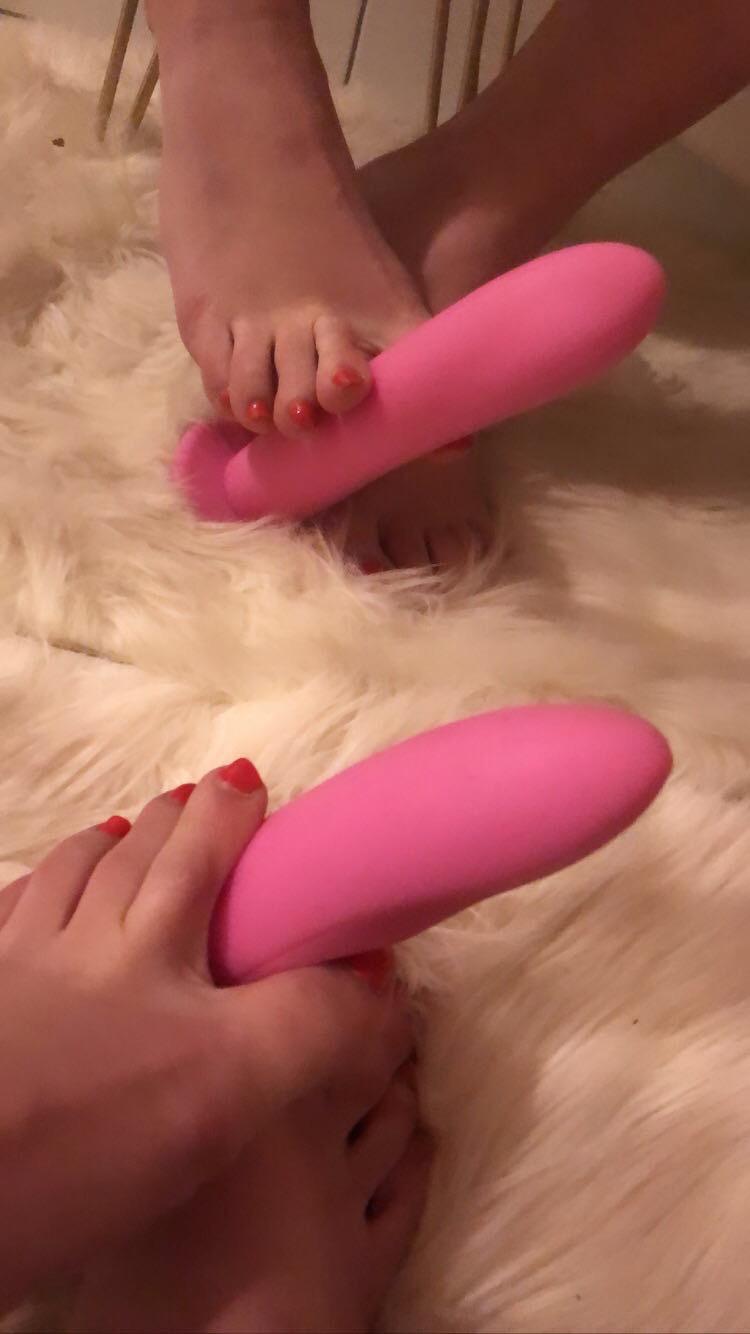 Feetfellini's media