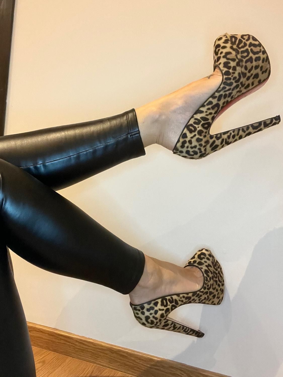 Feetsexyparis's media
