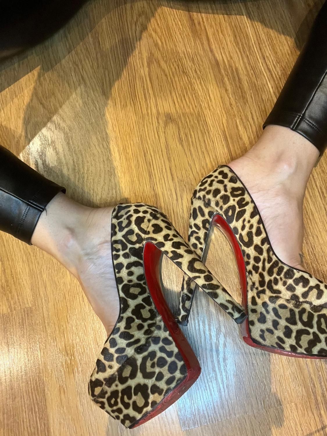 Feetsexyparis's media