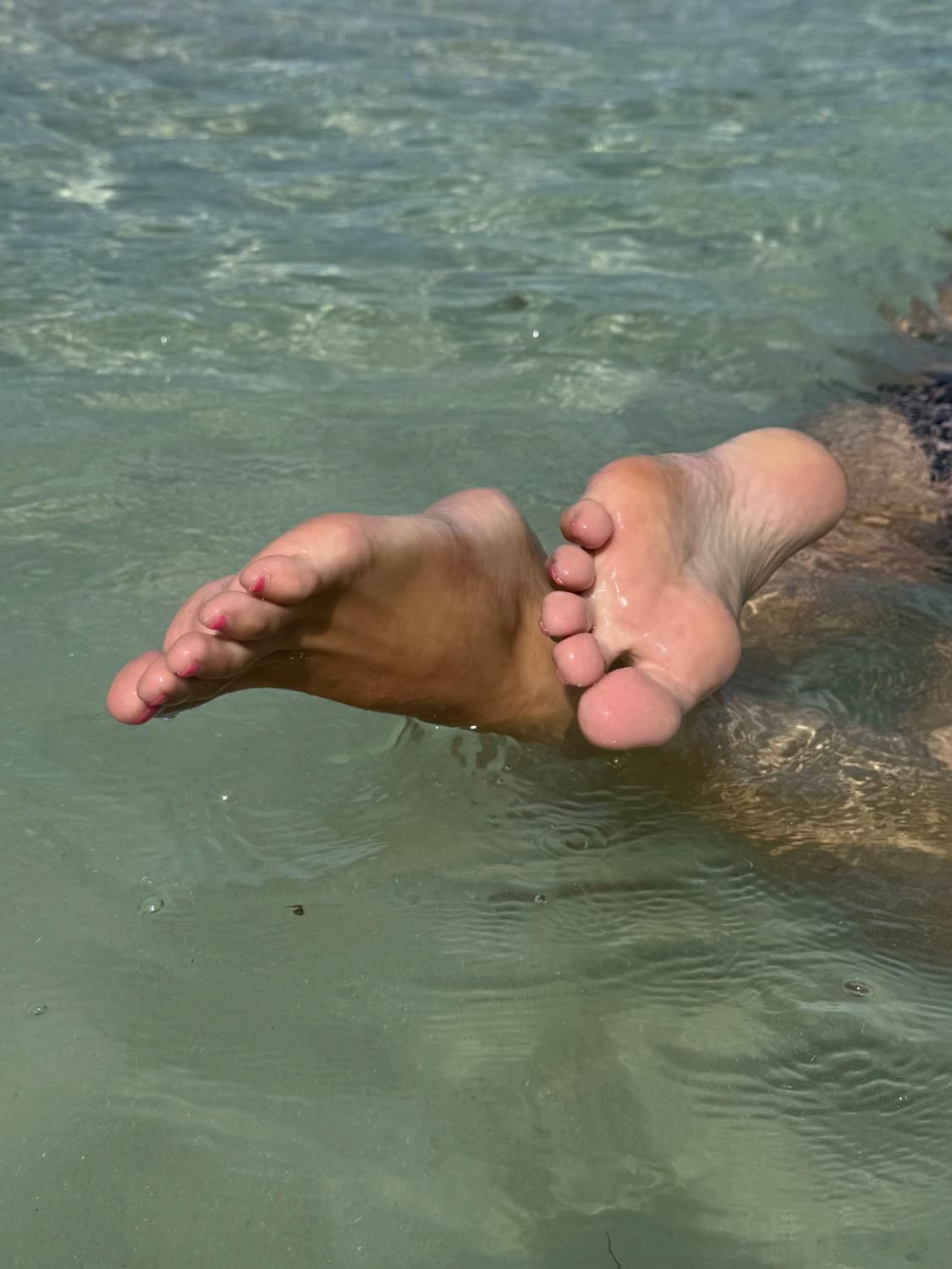 Feetsexyparis's media