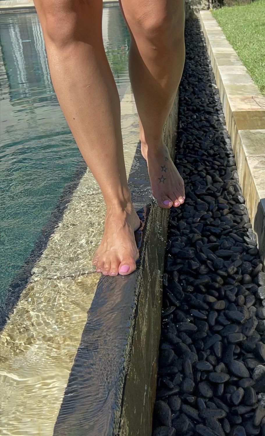 Feetsexyparis's media