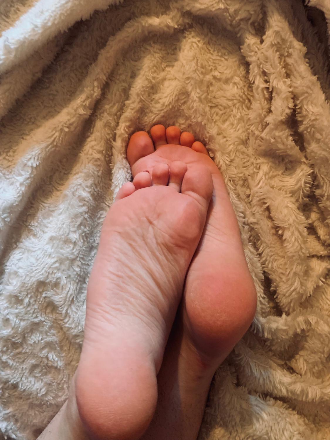 Feetsweetlegs's media