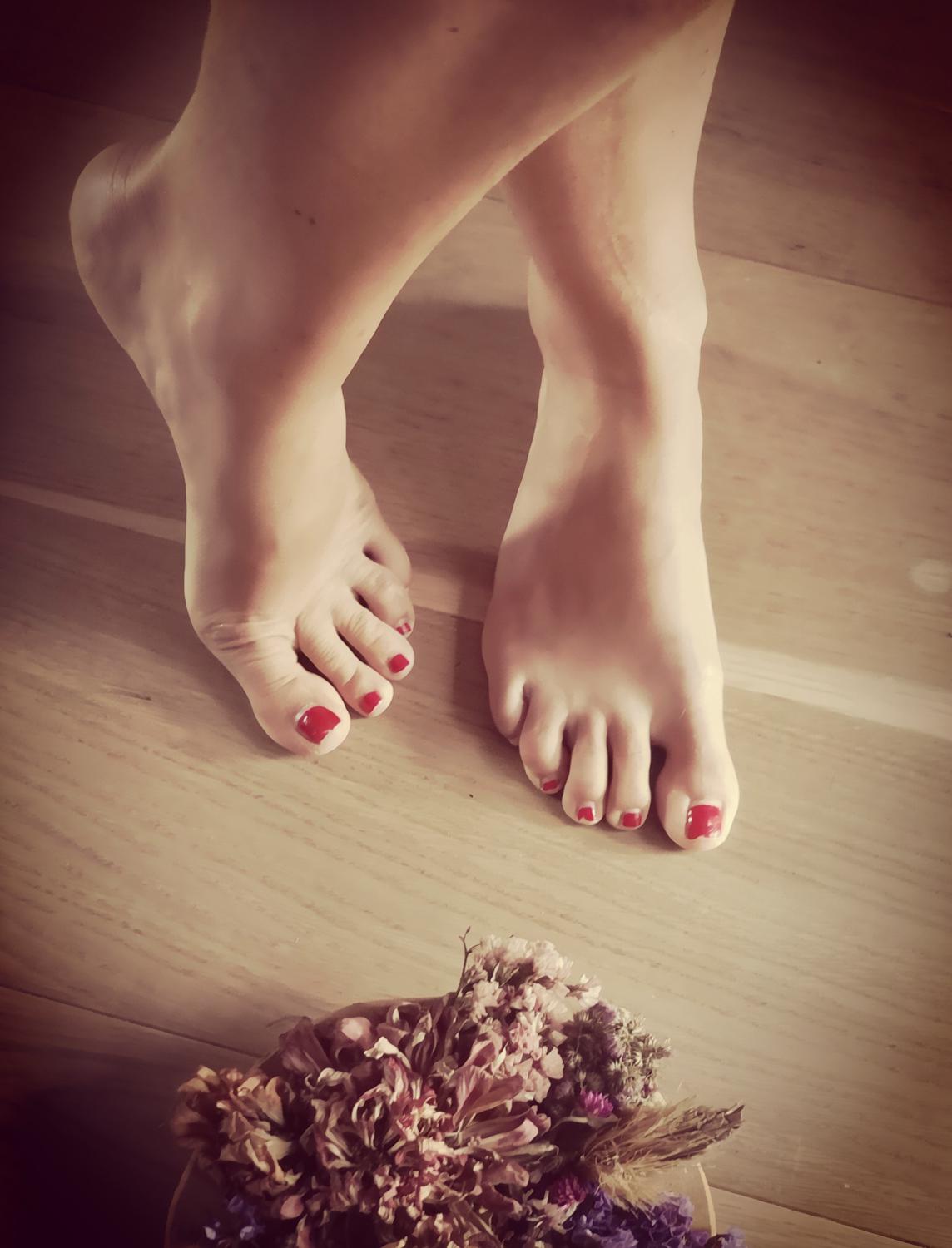 Flowery_feets's media