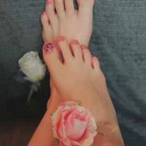 Foxyfeetlife's media