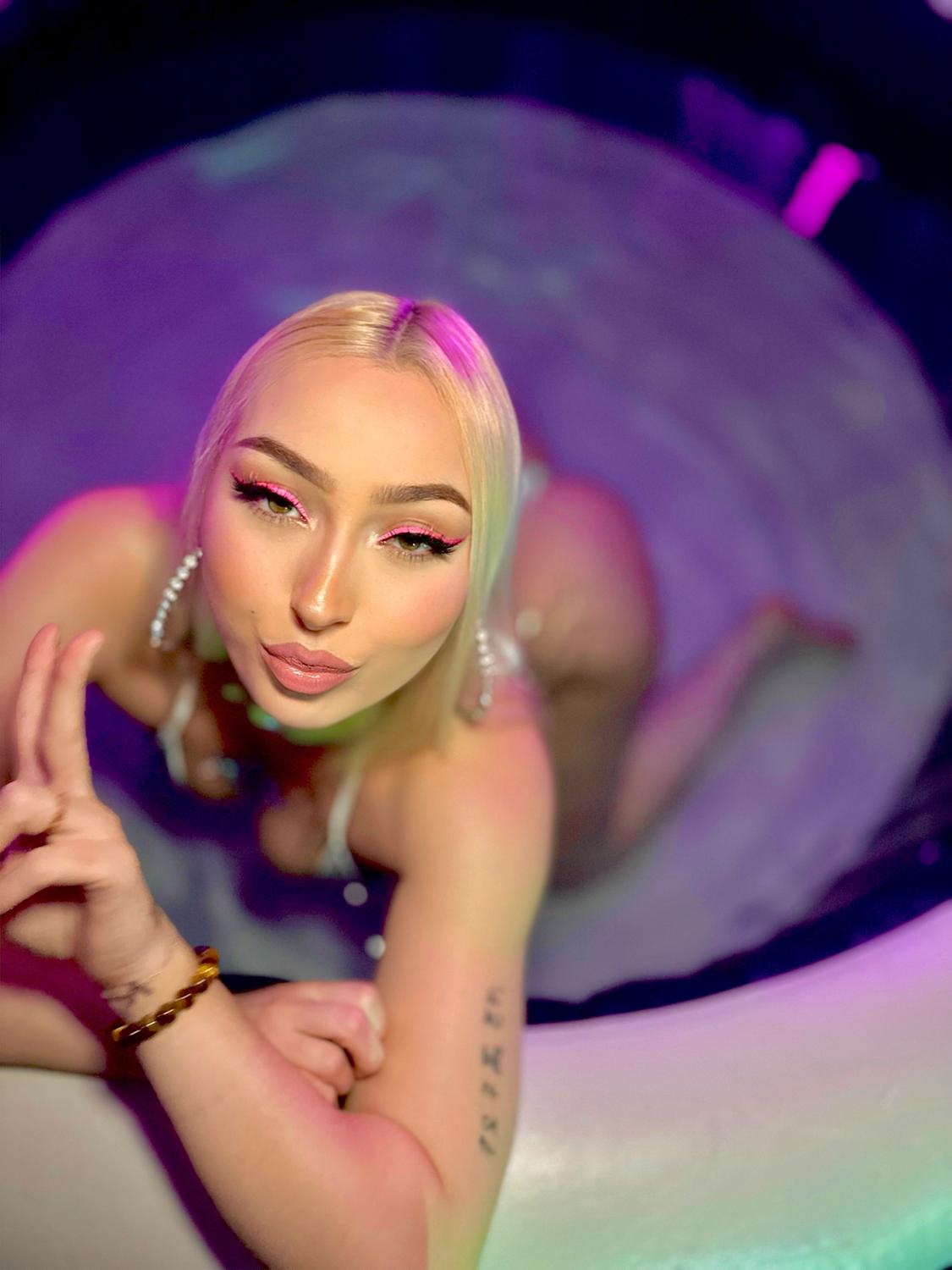 Frenchrapqueen's media