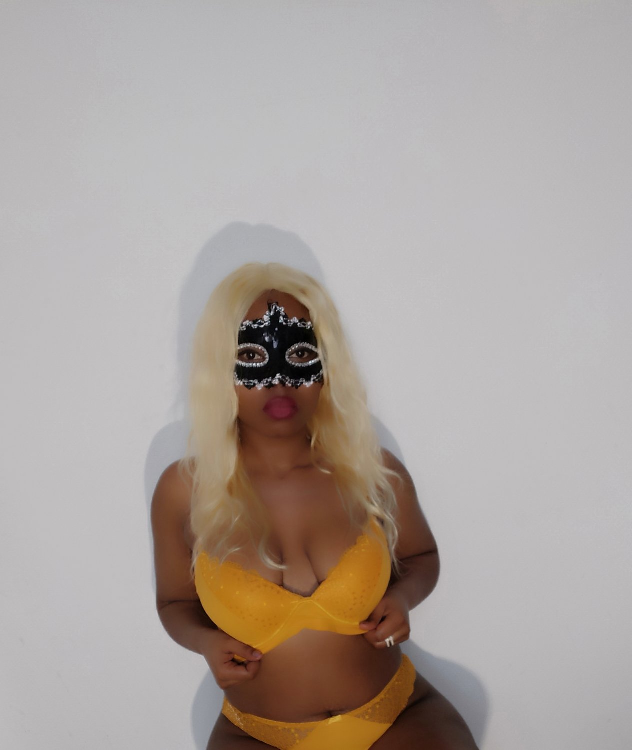 Frenchy_beauty_curvy's media