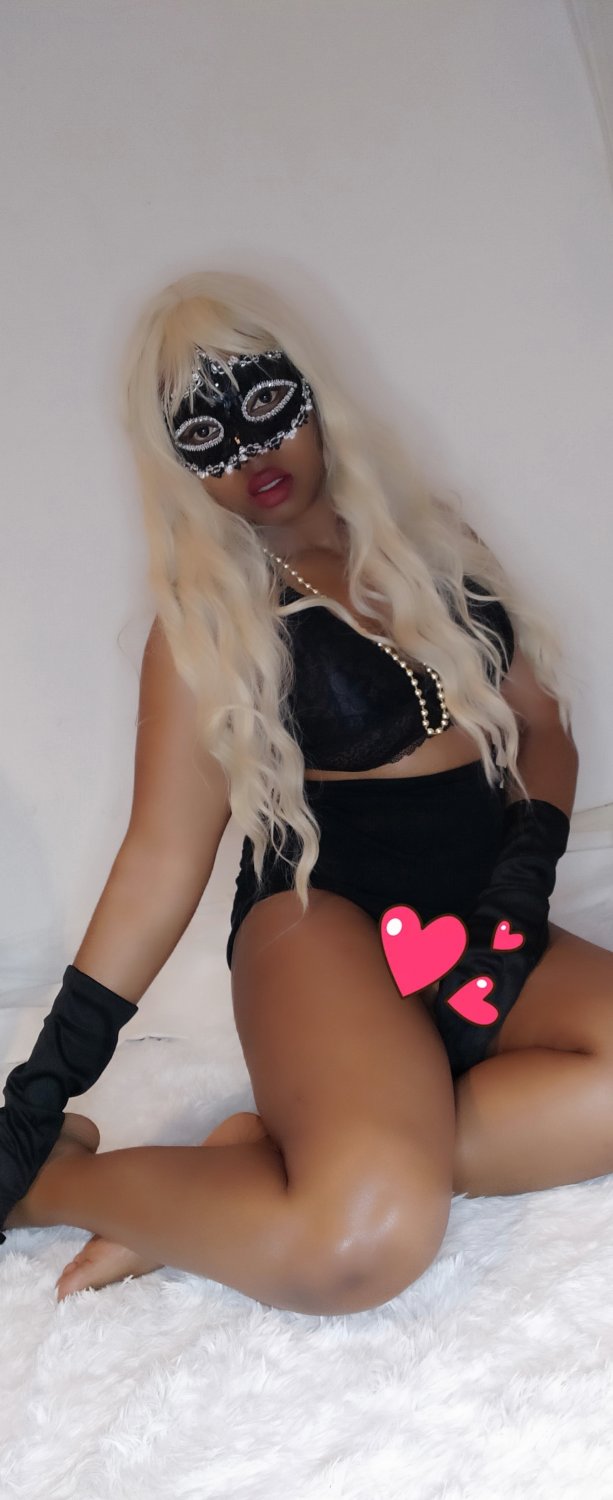 Frenchy_beauty_curvy's media