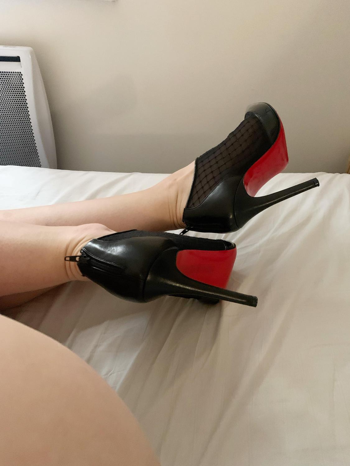 Hotncutefeet's media