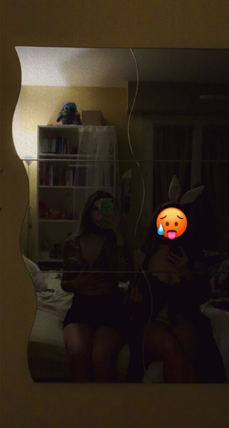 Jmenbatslesboobs_'s media