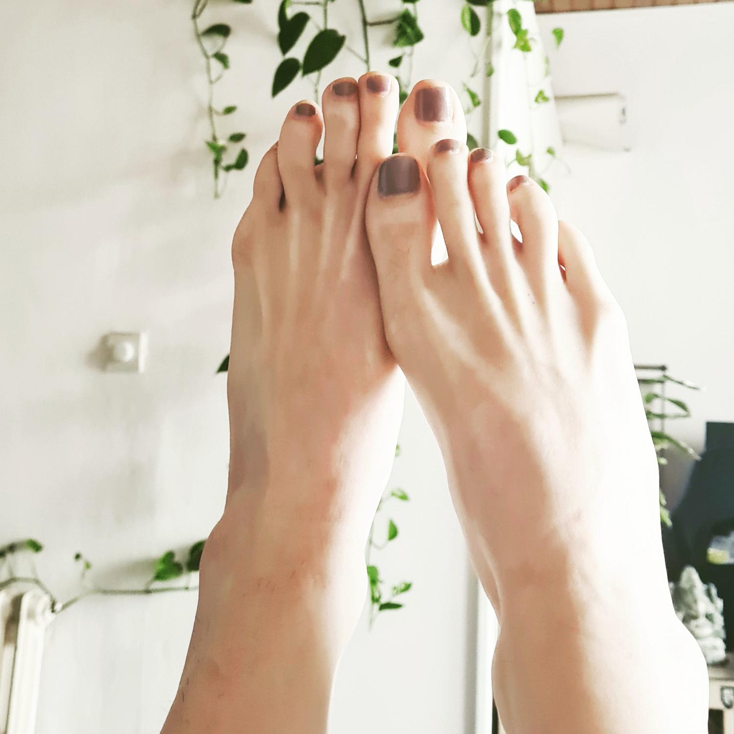 Larah_feet's media