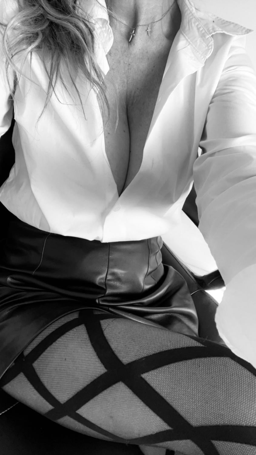 Laura_milf_nude_sexy's media