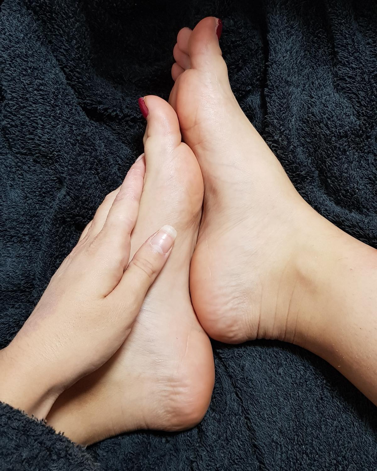 Les_twins_feet_girls's media