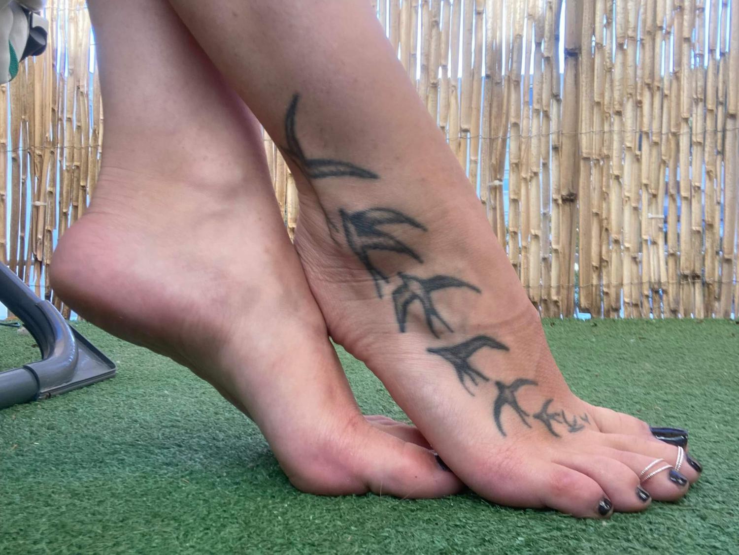 Les_twins_feet_girls's media
