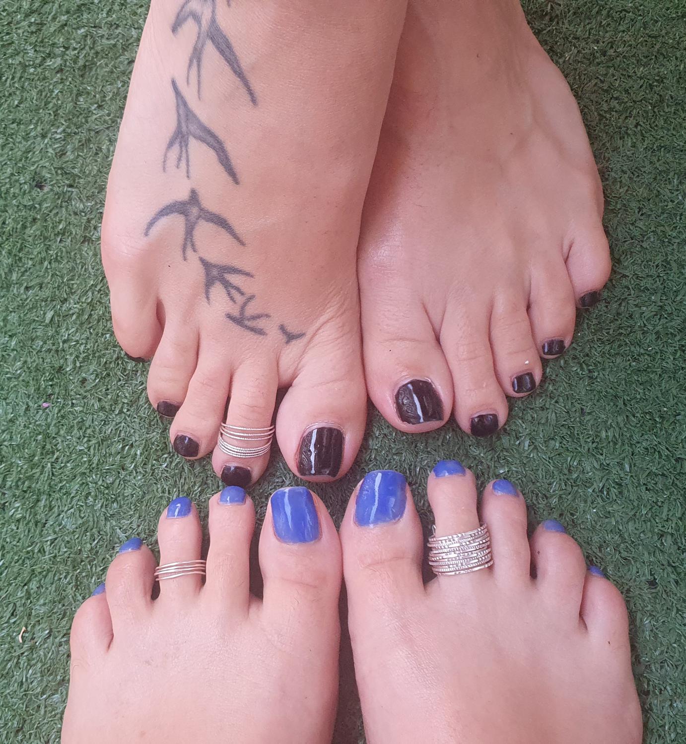Les_twins_feet_girls's media