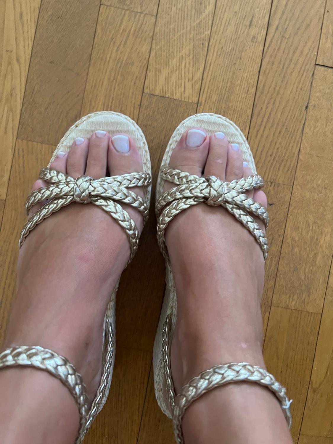 Lolabodyshape_and_feets's media