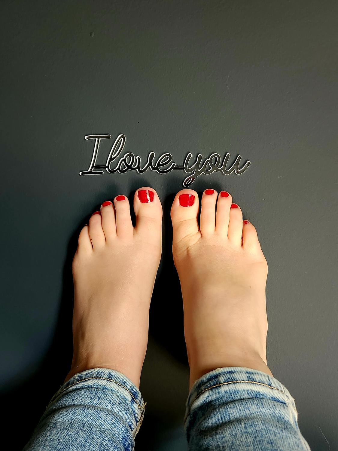_lookmyfeet's media
