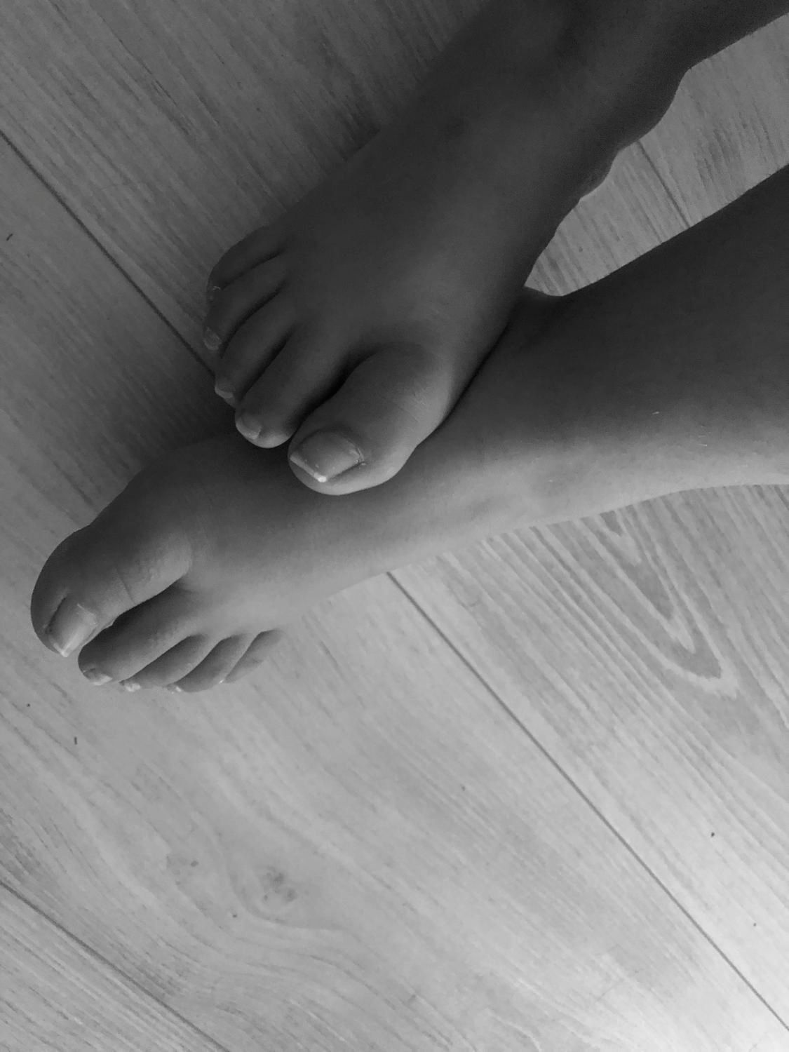_lou_feet_'s media