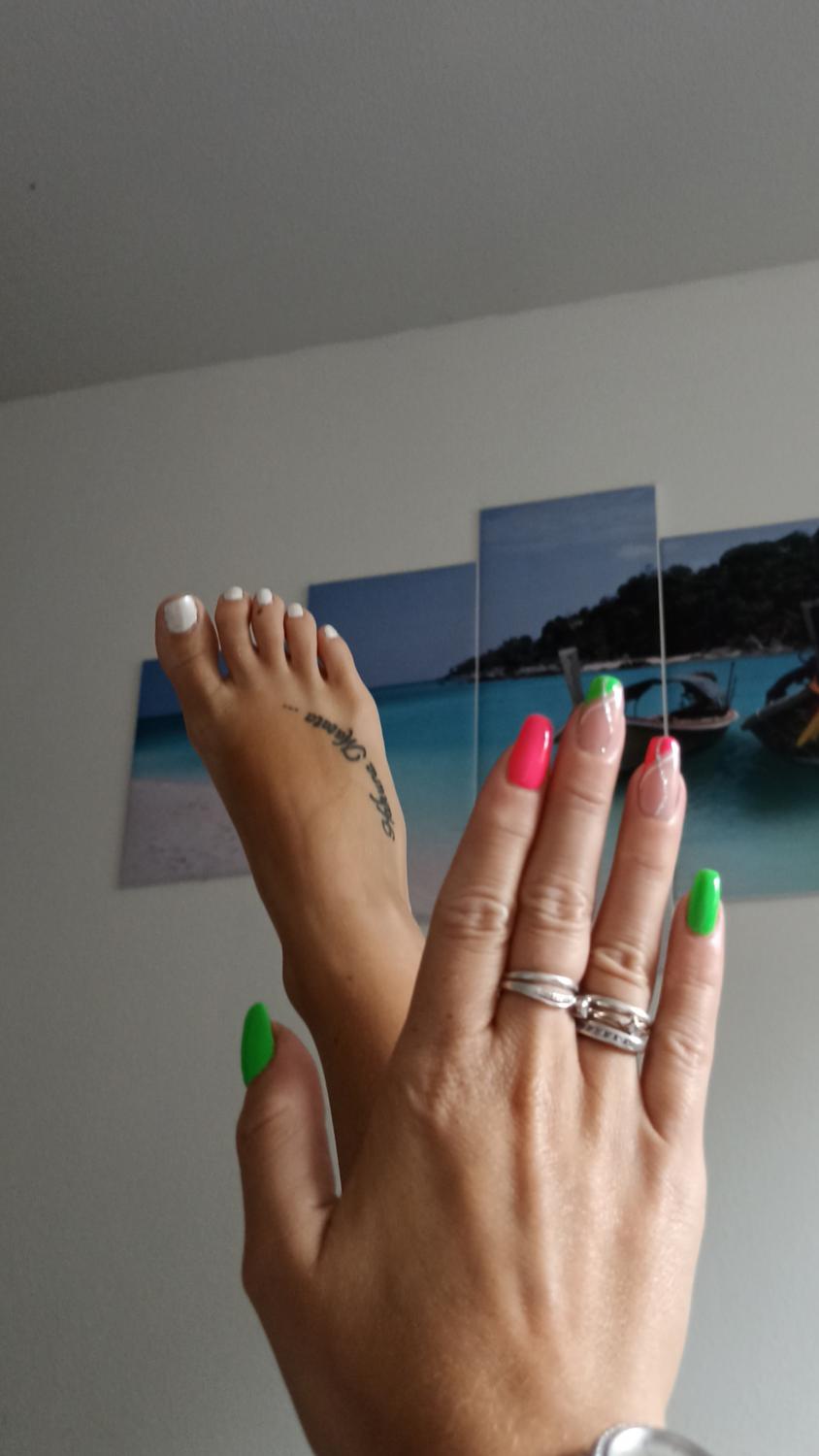 _lovefeetforyou_'s media