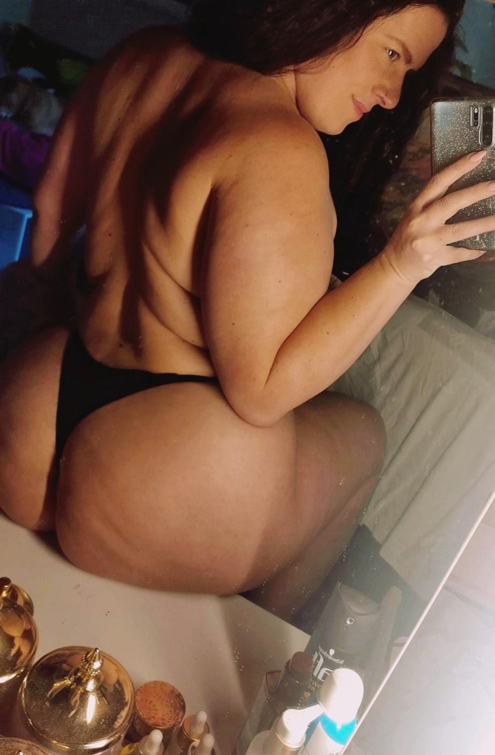 Paula_curves_'s media