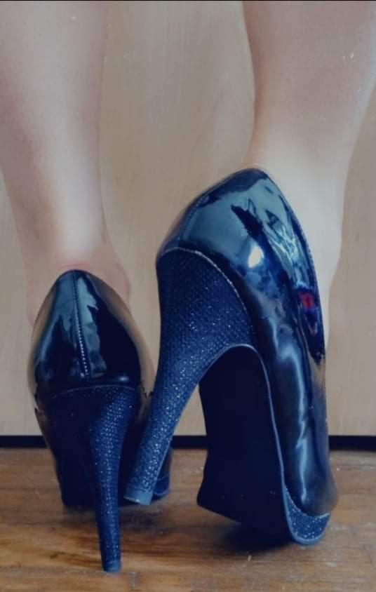Pieds_entre_copine's media