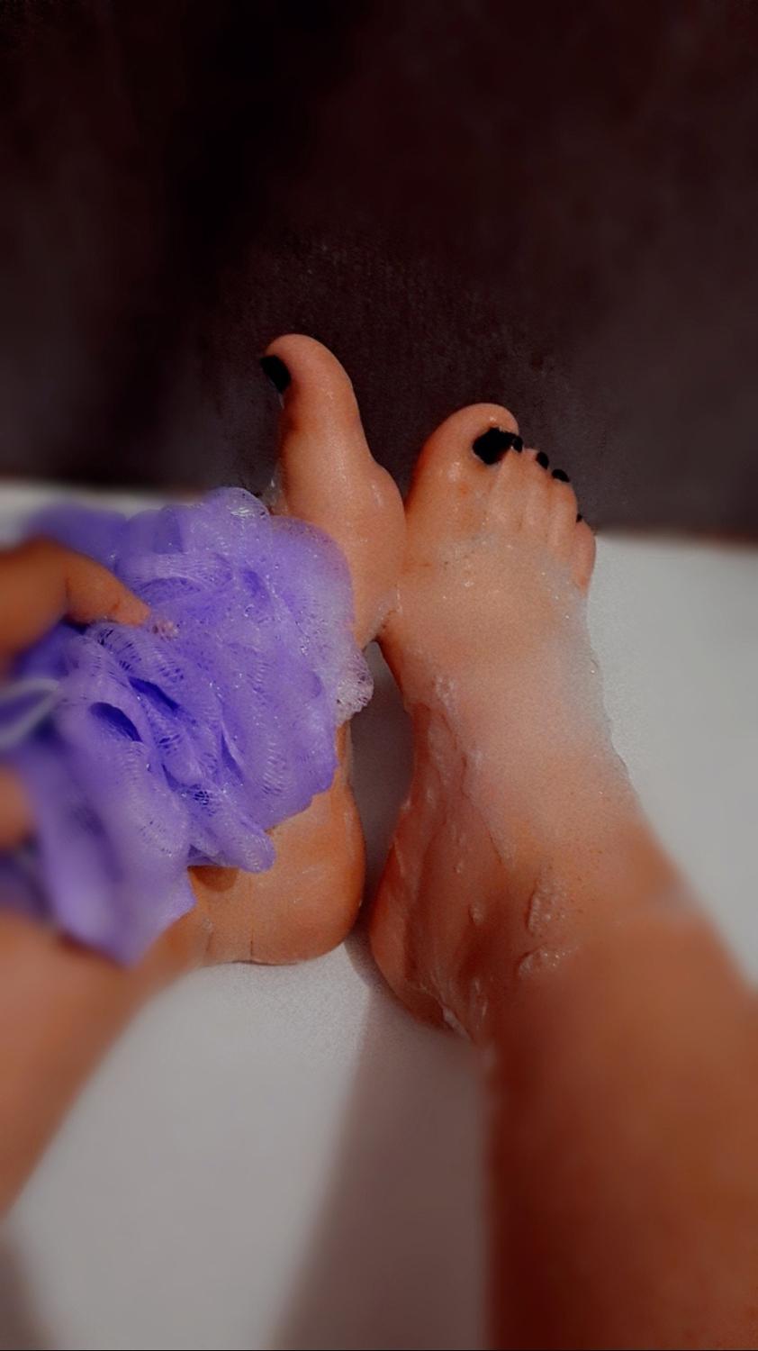 Piedsgirly-feet's media