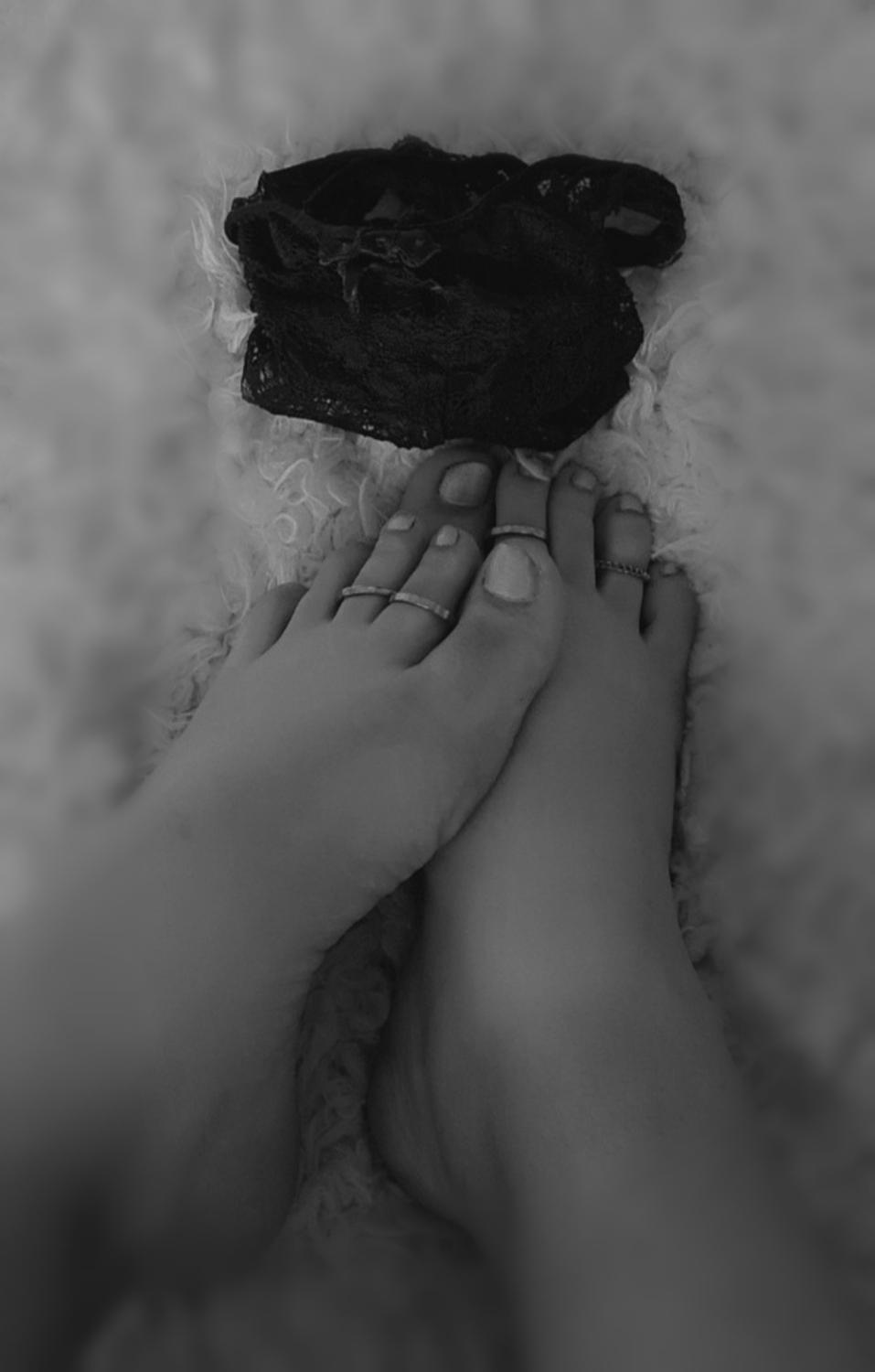 Piedsgirly-feet's media