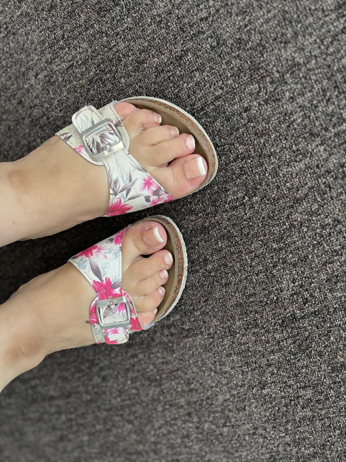 -_prettyfeet_v-_'s media