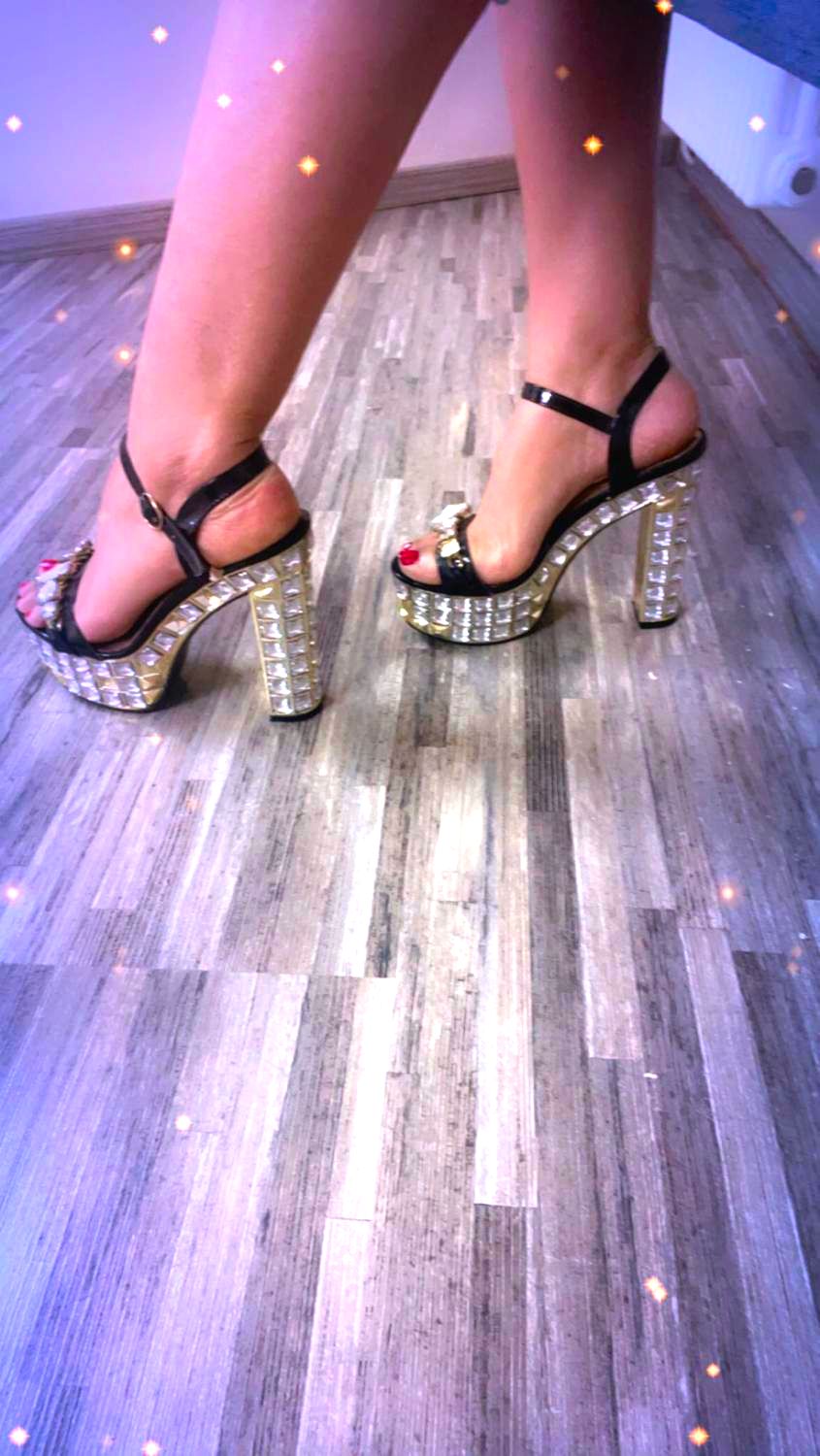Roberta75_feet's media