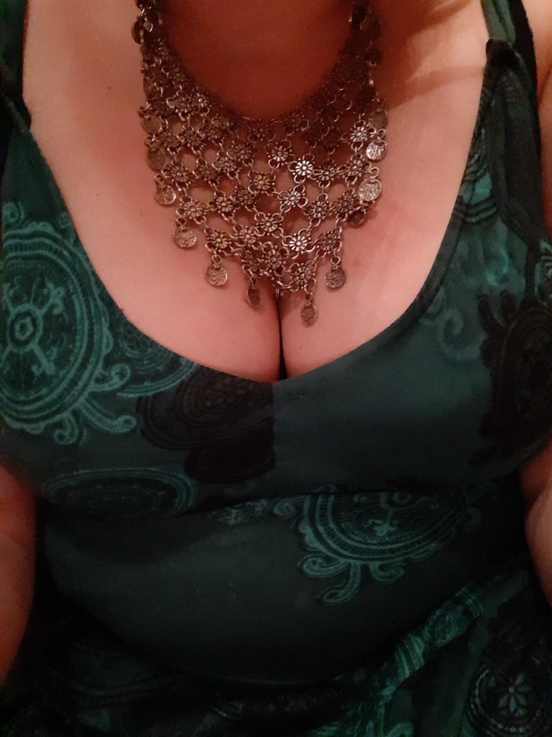 Selene_curvy_french_girl's media