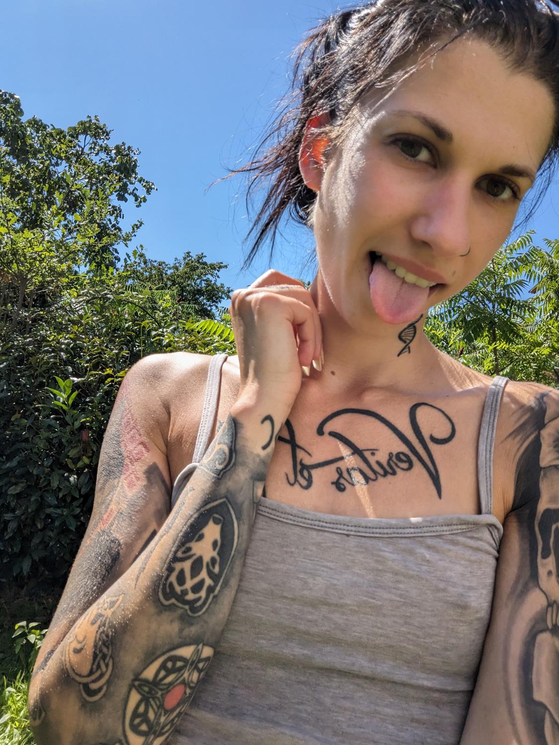 Skinny_bitch's media