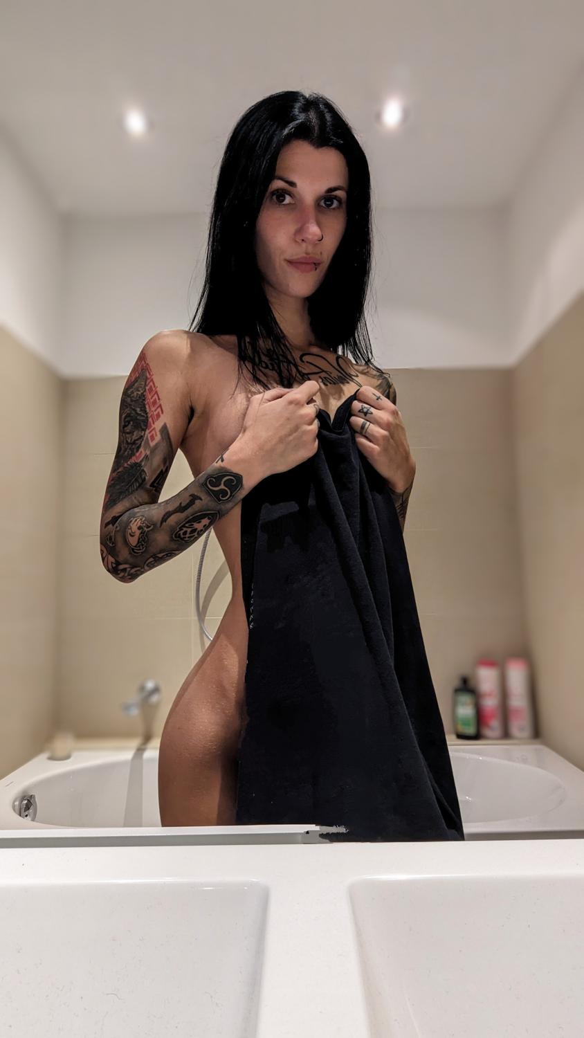Skinny_bitch's media