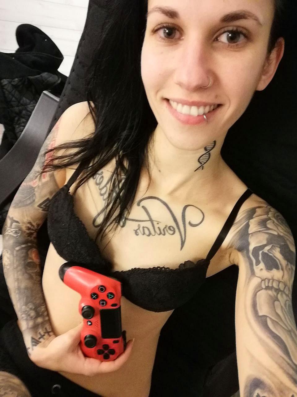 Skinny_bitch's media